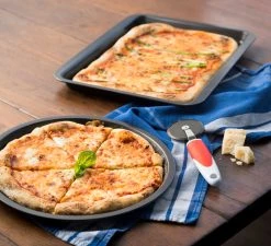 Ballarini cookin'Italy Pizza Pan Set -Ballarini store 054be9f827a84444b3d5afab40882473 3a3d6014 0408 4205 9c8e 40c9e9954f2e 1080x